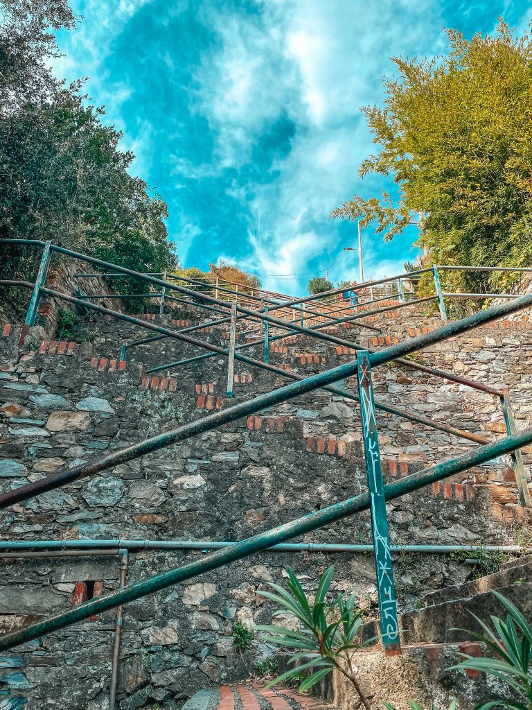 CINQUE TERRE BUCKET LIST & TRAVEL GUIDE: SCALINATA LARDARINA IN CORNIGLIA