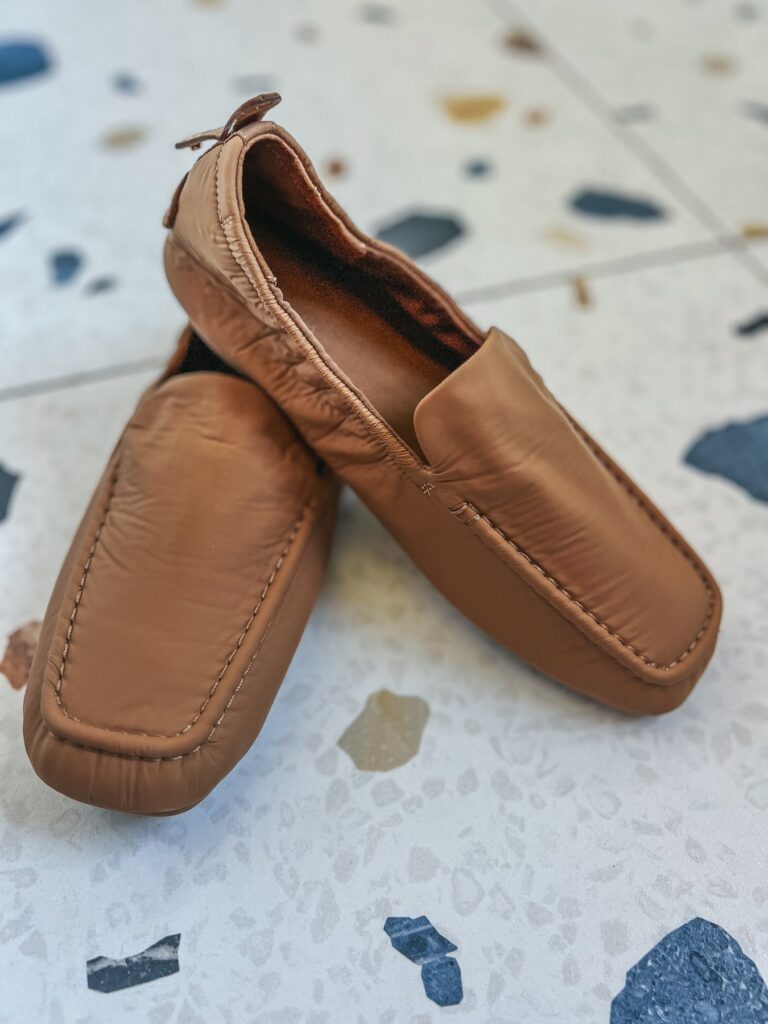 Close-up of the foldable Vivaia Avoir loafers in dark chestnut